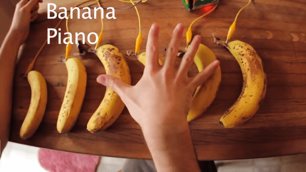 Makey Makey wird verwendet, um ein Bananenklavier zu steuern.